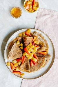 Zimtcrepes mit karamellisierten Äpfeln und Erdbeeren