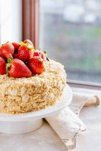 Napoleon-Kuchen - Hausgemachter Vanille-, Gebäckcreme- und Erdbeer-Mille-Feuille-Kuchen