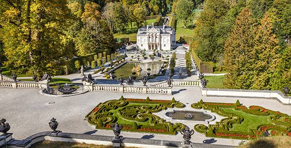 Blick von den Terrassengärten auf Schloss Linderhof, Ettal, Allgäu, Bayern, Deutschland