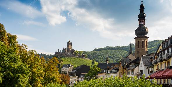 Ausblick_auf_Cochem_mit_Reichsburg_Cochem_an_der_Mosel_Mosel_Rheinland_Pfalz_Deutschland