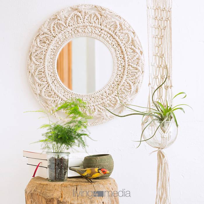 Trend Makramee-living4media_12472007_Mirror_with_macrame_frame_houseplant_on_tree_stump_table_and_macrame_plant_holder.jpg